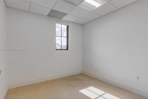 Commercial property in Miami, Florida № 2076967 - photo 11