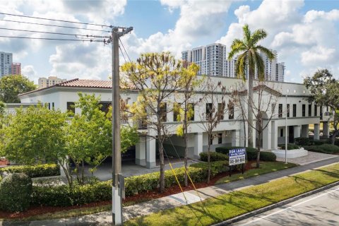 Commercial property in Miami, Florida № 2076967