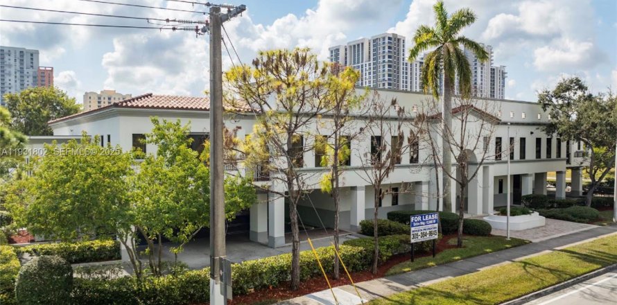 Commercial property in Miami, Florida № 2076967