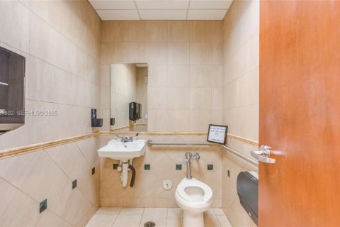 Commercial property in Miami, Florida № 2076967 - photo 13