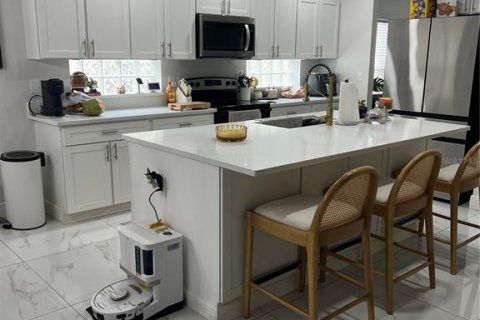 House in Tampa, Florida 4 bedrooms, 170.1 sq.m. № 1877463 - photo 3