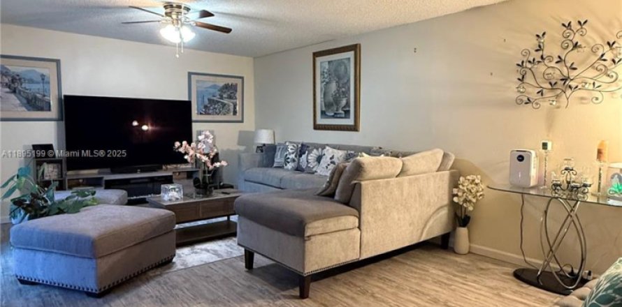 Таунхаус в Норт-Лодердейл, Флорида 3 спальни, 132.11м2 № 1947561