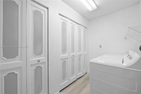 Condominio en venta en Tamarac, Florida, 2 dormitorios, 125.42 m2 № 1841116 - foto 9