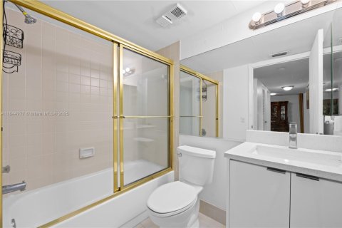 Condominio en venta en Tamarac, Florida, 2 dormitorios, 125.42 m2 № 1841116 - foto 8