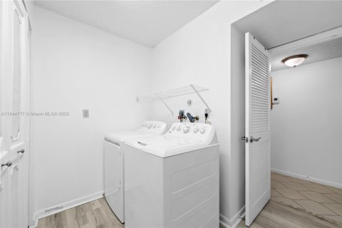 Condominio en venta en Tamarac, Florida, 2 dormitorios, 125.42 m2 № 1841116 - foto 12