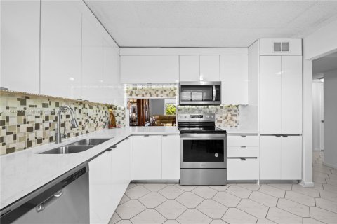 Condominio en venta en Tamarac, Florida, 2 dormitorios, 125.42 m2 № 1841116 - foto 14
