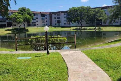 Condominio en venta en Tamarac, Florida, 2 dormitorios, 125.42 m2 № 1841116 - foto 1