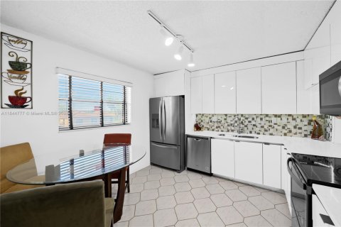 Condominio en venta en Tamarac, Florida, 2 dormitorios, 125.42 m2 № 1841116 - foto 13