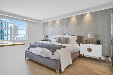 Condominio en venta en Hallandale Beach, Florida, 2 dormitorios, 124.49 m2 № 1990989 - foto 14