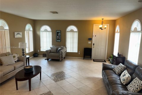 Купить виллу или дом в Хомстед, Флорида 6 спален, 341.69м2, № 1979121 - фото 7