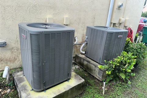 Купить виллу или дом в Хомстед, Флорида 6 спален, 341.69м2, № 1979121 - фото 27