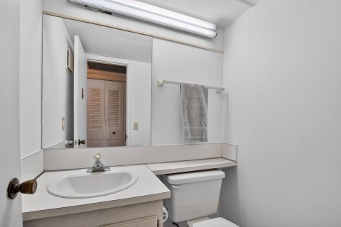 Condo in Deerfield Beach, Florida, 1 bedroom № 2246227 - photo 11