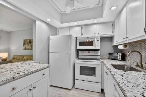 Condo in Deerfield Beach, Florida, 1 bedroom № 2246227 - photo 9