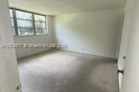 Купить кондоминиум в Пемброк-Пайнс, Флорида 2 спальни, 108.7м2, № 1980858 - фото 12