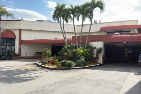 Купить кондоминиум в Пемброк-Пайнс, Флорида 2 спальни, 108.7м2, № 1980858 - фото 23