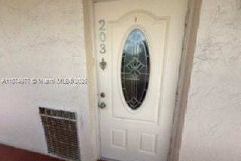 Кондоминиум с 2 спальнями в Пемброк-Пайнс, Флорида № 1980858