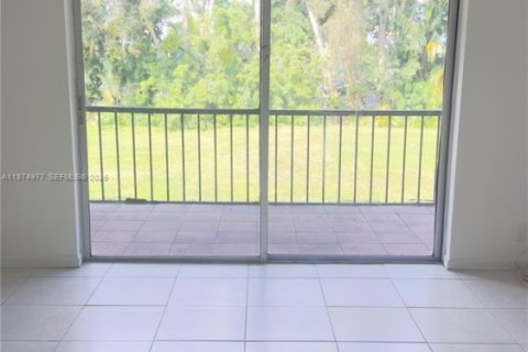 Купить кондоминиум в Пемброк-Пайнс, Флорида 2 спальни, 108.7м2, № 1980858 - фото 19