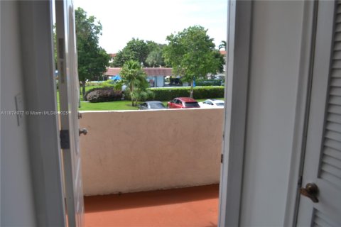 Купить кондоминиум в Пемброк-Пайнс, Флорида 2 спальни, 108.7м2, № 1980858 - фото 2