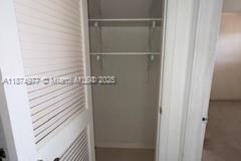 Купить кондоминиум в Пемброк-Пайнс, Флорида 2 спальни, 108.7м2, № 1980858 - фото 14