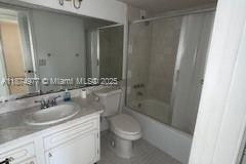 Купить кондоминиум в Пемброк-Пайнс, Флорида 2 спальни, 108.7м2, № 1980858 - фото 13