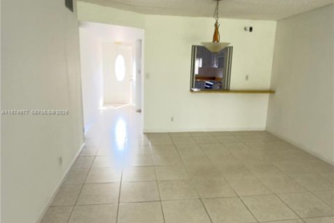 Купить кондоминиум в Пемброк-Пайнс, Флорида 2 спальни, 108.7м2, № 1980858 - фото 20