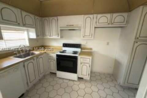 Купить кондоминиум в Пемброк-Пайнс, Флорида 2 спальни, 108.7м2, № 1980858 - фото 4