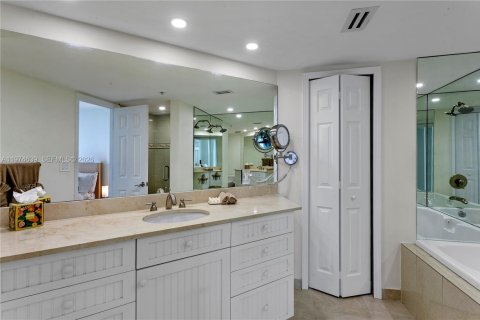 Condo in Riviera Beach, Florida, 2 bedrooms  № 2039987 - photo 10