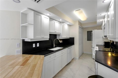 Condo in Riviera Beach, Florida, 2 bedrooms  № 2039987 - photo 7