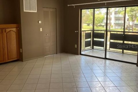 Condo in Saint Petersburg, Florida, 2 bedrooms № 2205160 - photo 10
