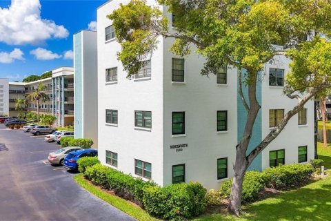 Condo in Saint Petersburg, Florida, 2 bedrooms № 2205160 - photo 2