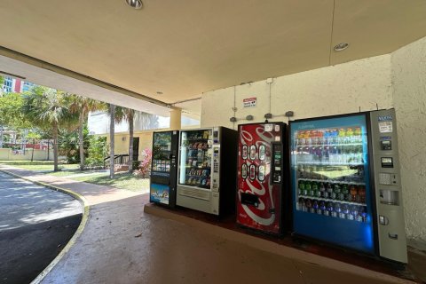 Condo in Sunny Isles Beach, Florida, 1 bedroom  № 2018039 - photo 25