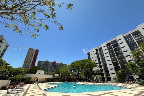 Condo in Sunny Isles Beach, Florida, 1 bedroom  № 2018039 - photo 23