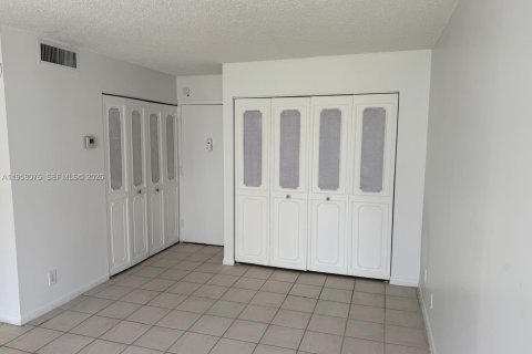 Condo in Sunny Isles Beach, Florida, 1 bedroom  № 2018039 - photo 9