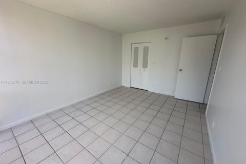 Condo in Sunny Isles Beach, Florida, 1 bedroom  № 2018039 - photo 12