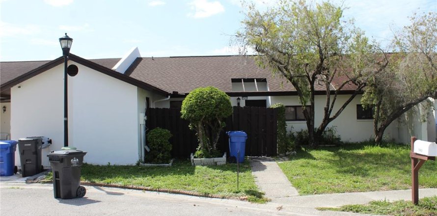 House in Tampa, Florida 2 bedrooms, 103.68 sq.m. № 2208404