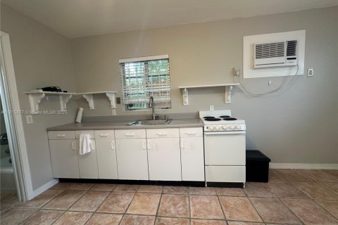 Commercial property in West Palm Beach, Florida 193.05 sq.m. № 1971616 - photo 4