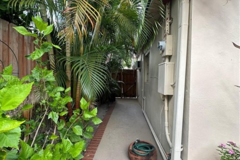 Commercial property in West Palm Beach, Florida 193.05 sq.m. № 1971616 - photo 2