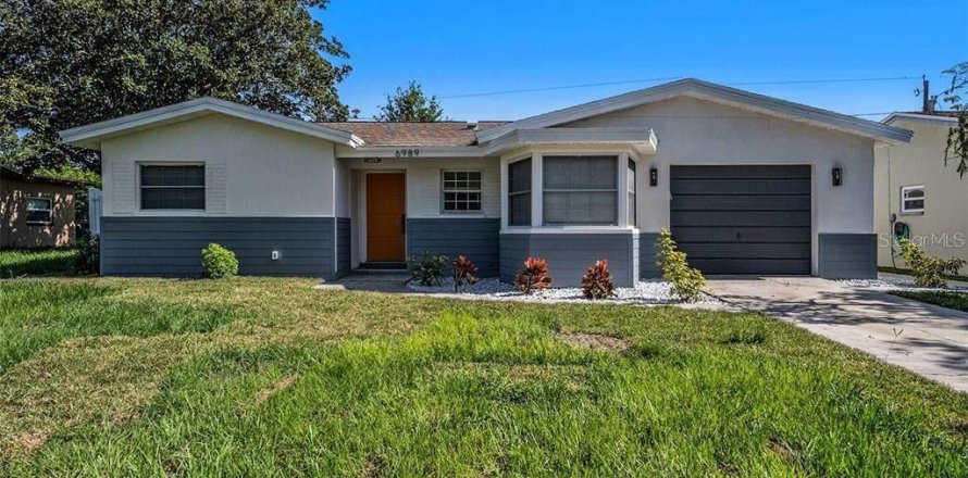 House in Clearwater, Florida 3 bedrooms, 140.75 sq.m. № 1725585