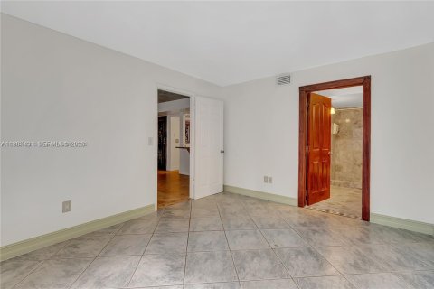 Condominio en venta en Hialeah, Florida, 3 dormitorios, 91.04 m2 № 2047805 - foto 17
