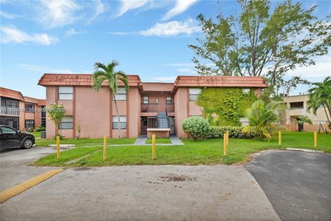 Condominio en venta en Hialeah, Florida, 3 dormitorios, 91.04 m2 № 2047805 - foto 5