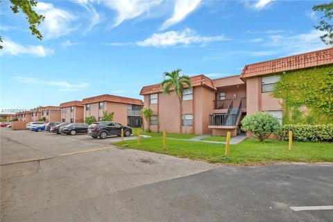Condominio en venta en Hialeah, Florida, 3 dormitorios, 91.04 m2 № 2047805 - foto 8