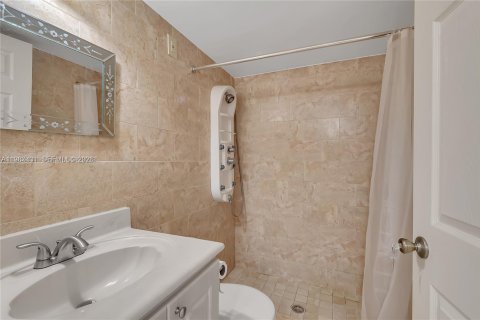 Condominio en venta en Hialeah, Florida, 3 dormitorios, 91.04 m2 № 2047805 - foto 3