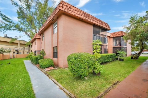 Condominio en venta en Hialeah, Florida, 3 dormitorios, 91.04 m2 № 2047805 - foto 4