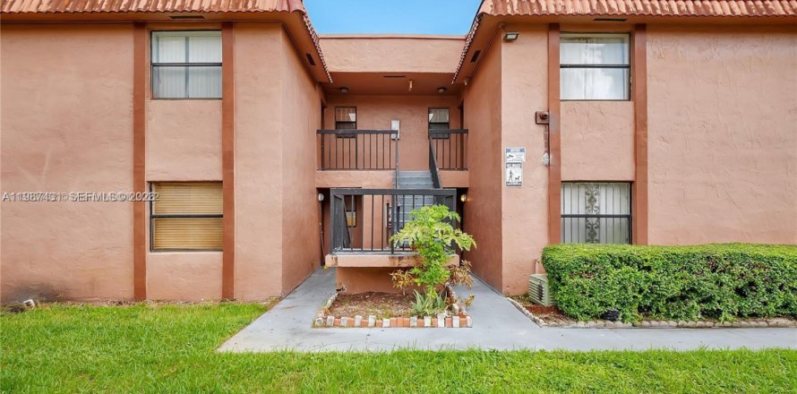 Condominio en Hialeah, Florida, 3 dormitorios  № 2047805