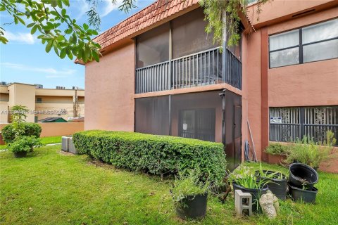 Condominio en venta en Hialeah, Florida, 3 dormitorios, 91.04 m2 № 2047805 - foto 12