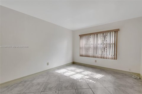 Condominio en venta en Hialeah, Florida, 3 dormitorios, 91.04 m2 № 2047805 - foto 19