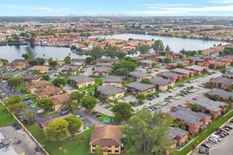 Condominio en venta en Hialeah, Florida, 3 dormitorios, 91.04 m2 № 2047805 - foto 6