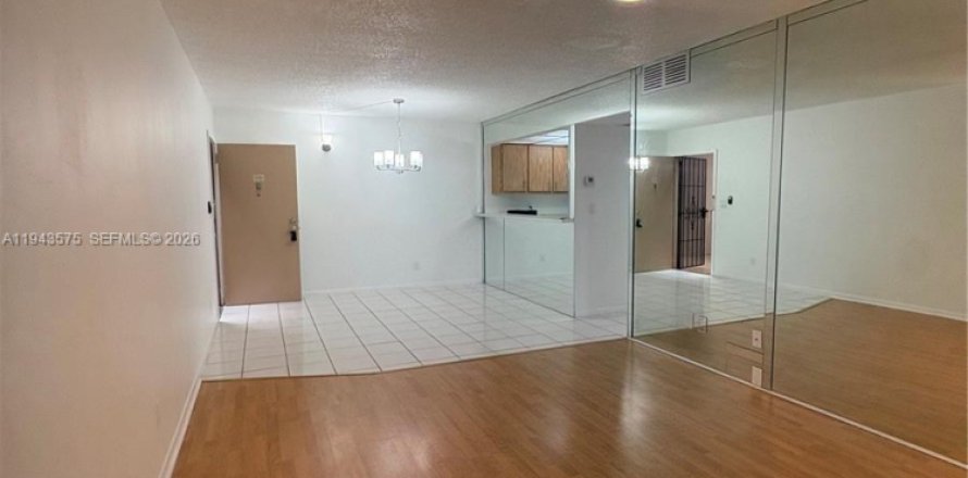 Кондоминиум с 2 спальнями в Холливуд, Флорида № 2000517