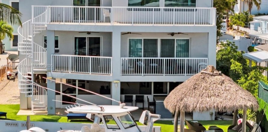 House in Tavernier, Florida 5 bedrooms, 240.25 sq.m. № 1893062