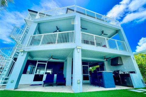 House in Tavernier, Florida 5 bedrooms, 240.25 sq.m. № 1893062 - photo 3